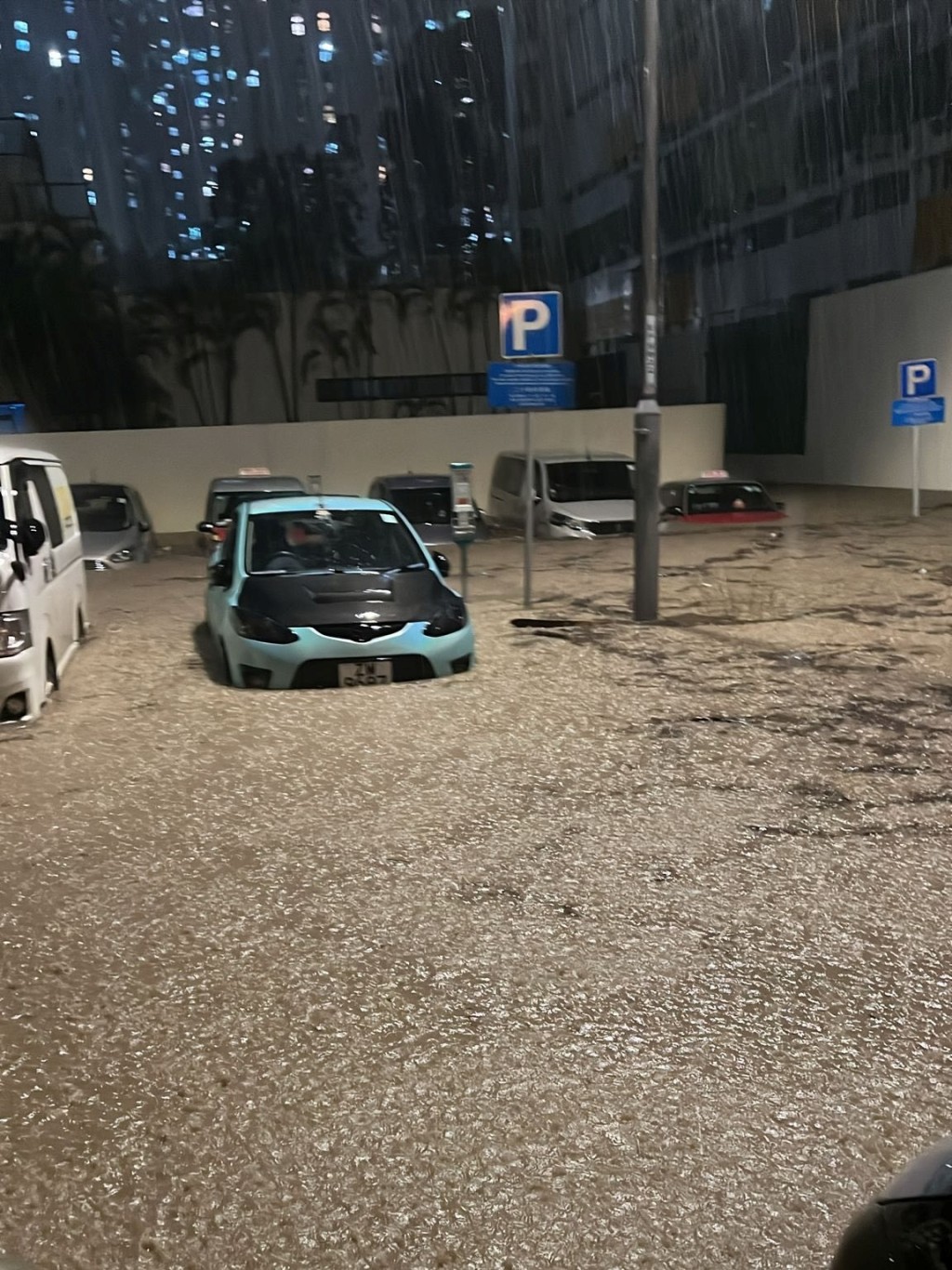 寶琳敬賢里咪錶停車場淪澤國。FB：馬路的事討論區