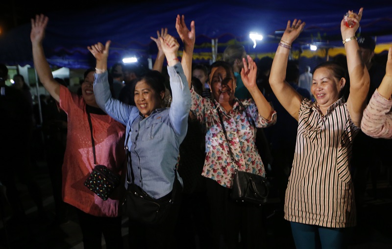 少足隊13人全數救出後,民眾歡呼。AP