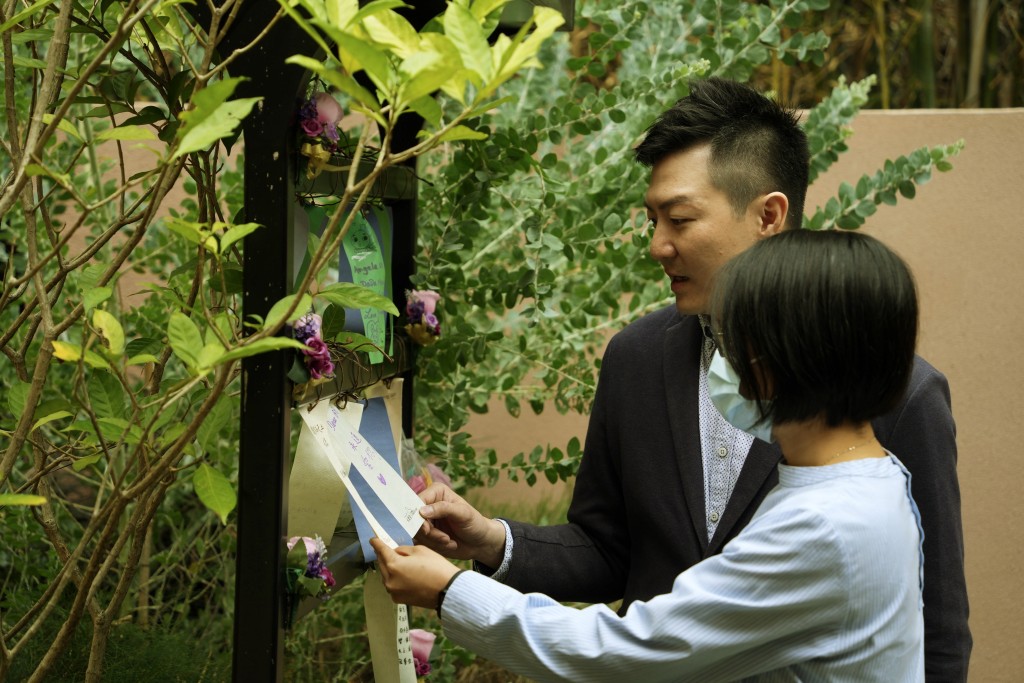 撒放骨灰後，職員會提供一張紙條，家屬可自行選擇撰寫留給逝世胎兒，並繫在掛架上以作紀念。蘇正謙攝