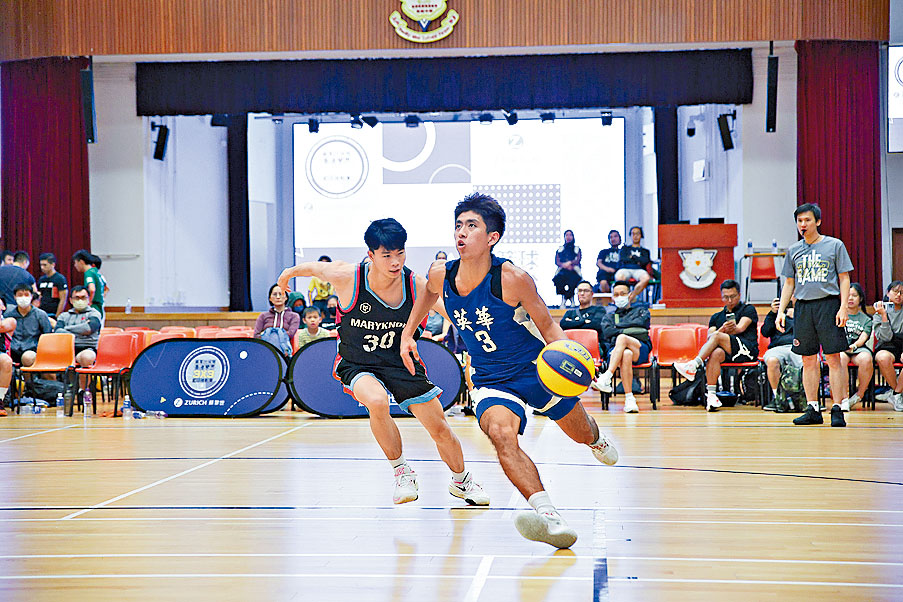 英華書院(右)小組3戰全勝。