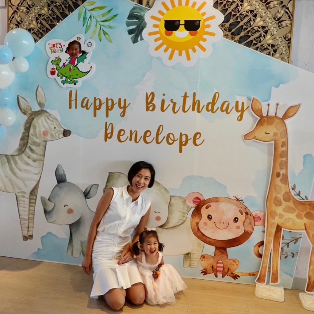 李美慧囡囡的两岁生日举行派对。