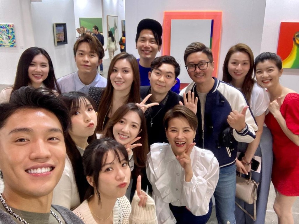 众TVB艺人丁子朗、谭嘉仪、陈晓华、何依婷等与Ryan合照。