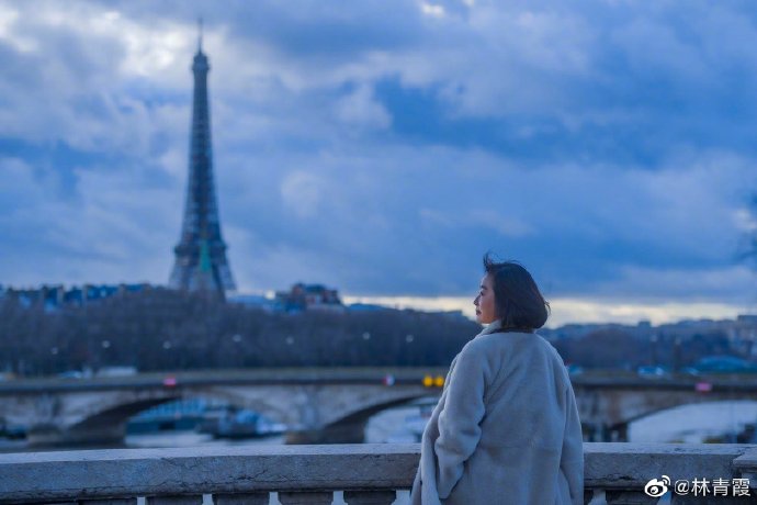 林青霞今年新年連發多張在巴黎拍下的照片。