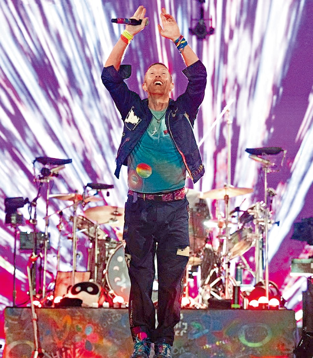 Coldplay前晚在Glastonbury音樂節登場，吸引大批樂迷到場或在電視欣賞其演出。
