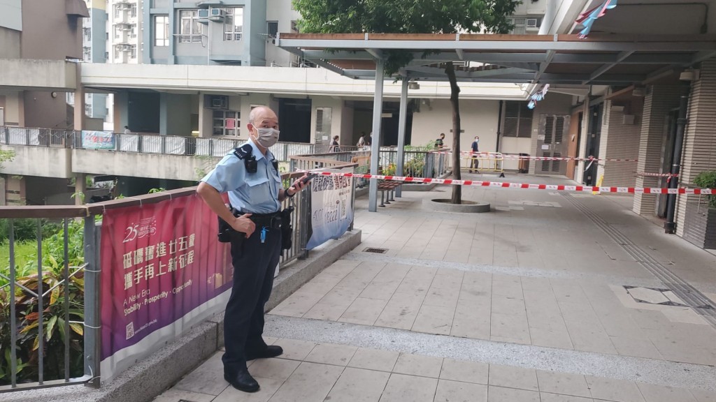 男子墮樓重傷，警員到場調查。蔡楚輝攝