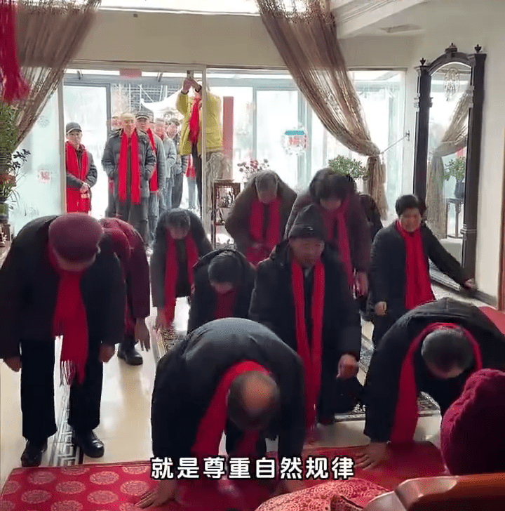 河南104歲人瑞近百子孫磕頭拜年，場面溫馨感人。