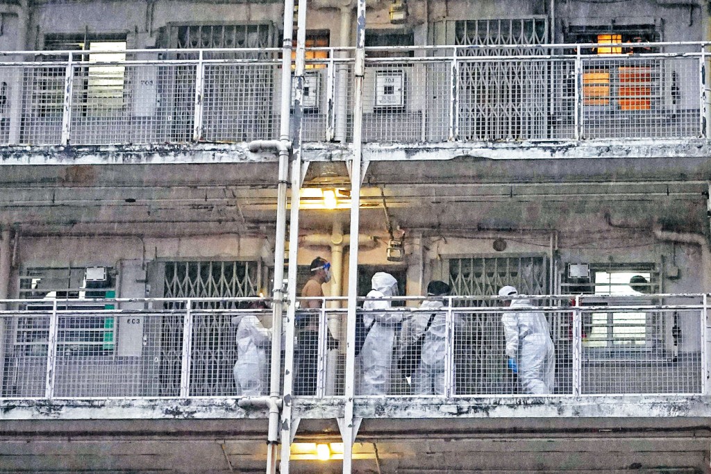 西環邨近期錄五宗確診須圍封強檢，防疫人員登門查核資料。
