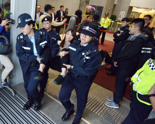 警方採取清場行動,抬走示威者。