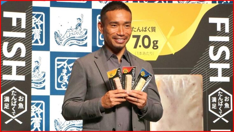 长友佑都近日出席一个商业活动，推介他的专属鱼糕。网上图片