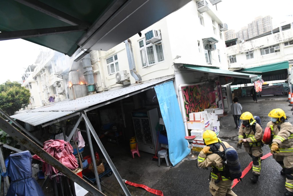 涉事起火位置為涌美老屋村一食店廚房。