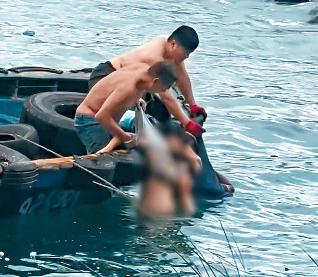 超強颱風「樺加沙」襲港，觀浪母子墮海，父親跳落海救人，其中一人被救起。