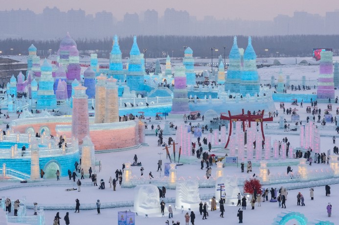 哈尔滨成为这个冰雪季的旅游热门地点。新华社