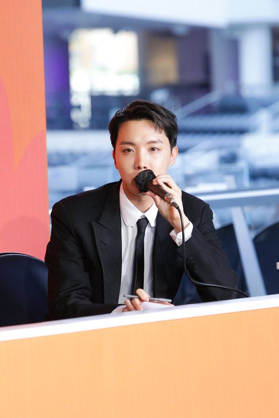 J-Hope表示BTS努力地保持初心。