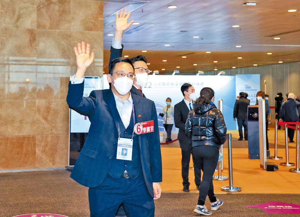 工聯會李廣宇敗選，仍不忘揮手致意。