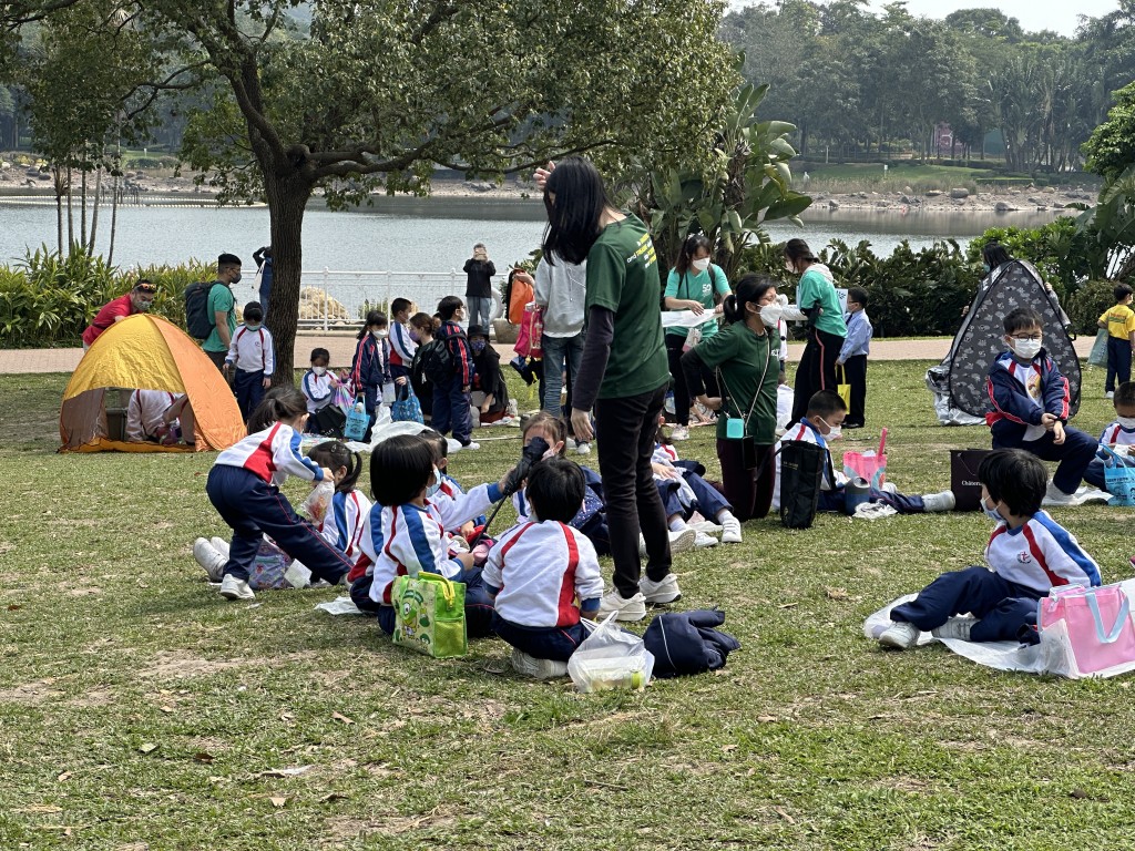 活力午餐．同學坐在草地上呼吸新鮮空氣之餘，又與同學一同午膳。(梁國峰攝)