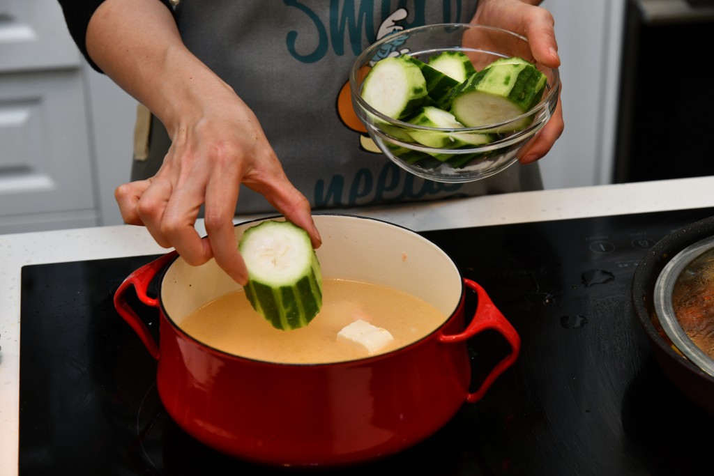 Step 7：加入絲瓜，用慢火煲十分鐘。 Add the luffa, simmer for 10 minutes.