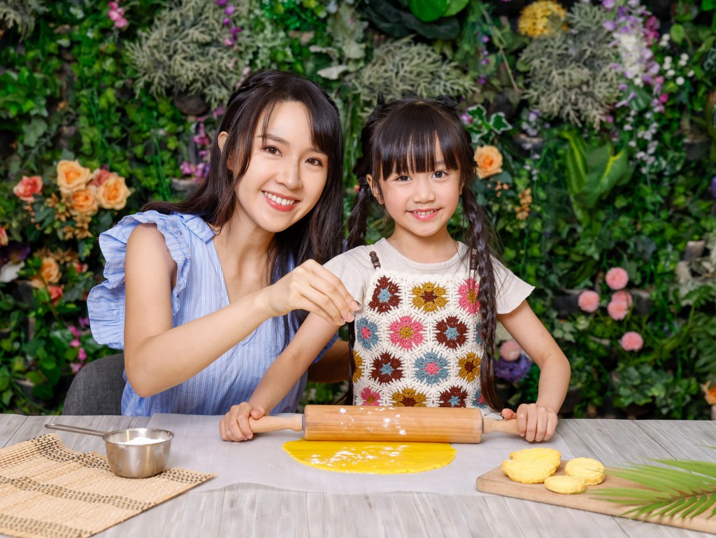 即場炮製兩款分別融入港式經典美點蛋撻及「波蘿油妹妹」造型並標誌笑瞇瞇表情的曲奇。（圖片來源：官方圖片）