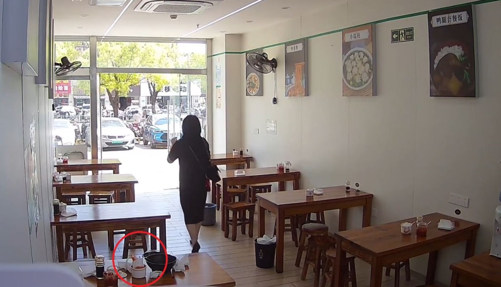 上海缺德女將污穢紙巾塞入店家的辣椒油瓶內，遭網民起底。微博＠1024專員