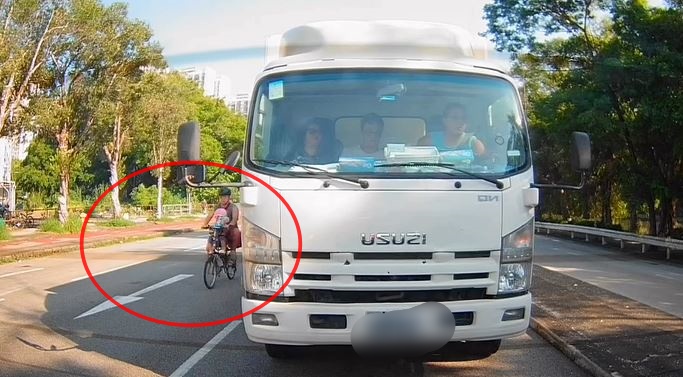 單車男載著小童在貨車旁駛過。fb 車cam L（香港群組）TenderKangaroo5244影片截圖 
