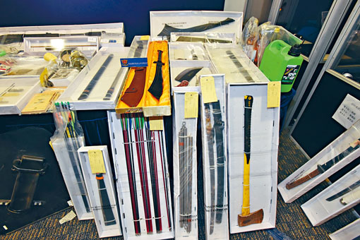 ■行動中檢獲多把利刀及斧頭等武器。