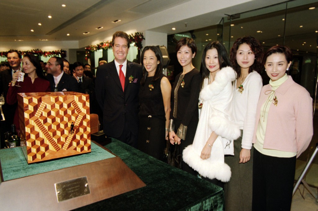 吴婉芳（右一）2000年代出席不少时尚活动。
