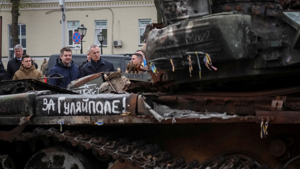 北约秘书长斯托尔滕贝格（Jens Stoltenberg）科访基辅，在圣迈克尔广场参观战损的俄军装甲车。 路透社