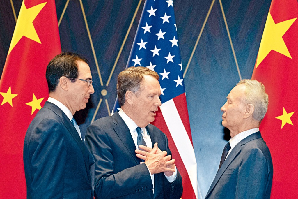 刘鹤（右）昨天与美国贸易代表莱特希泽(中)、财长努钦（左）通话。