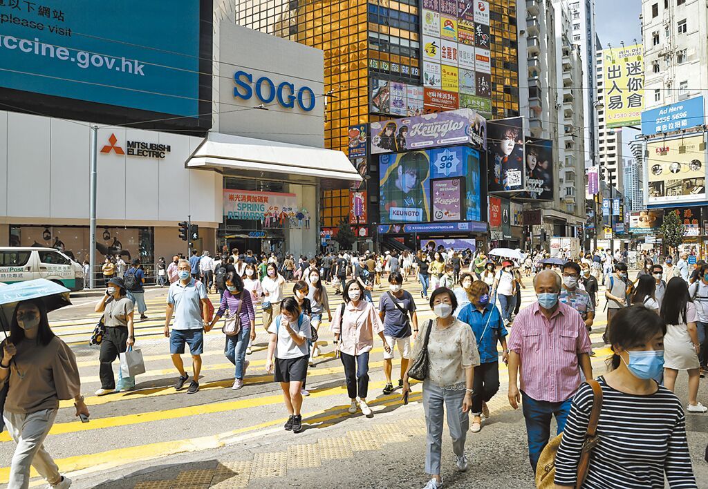 2018年至今年10月底，香港居民赴台獲居留許可人數達4.6萬人，但獲定居許可人數僅為8132人。  中新社