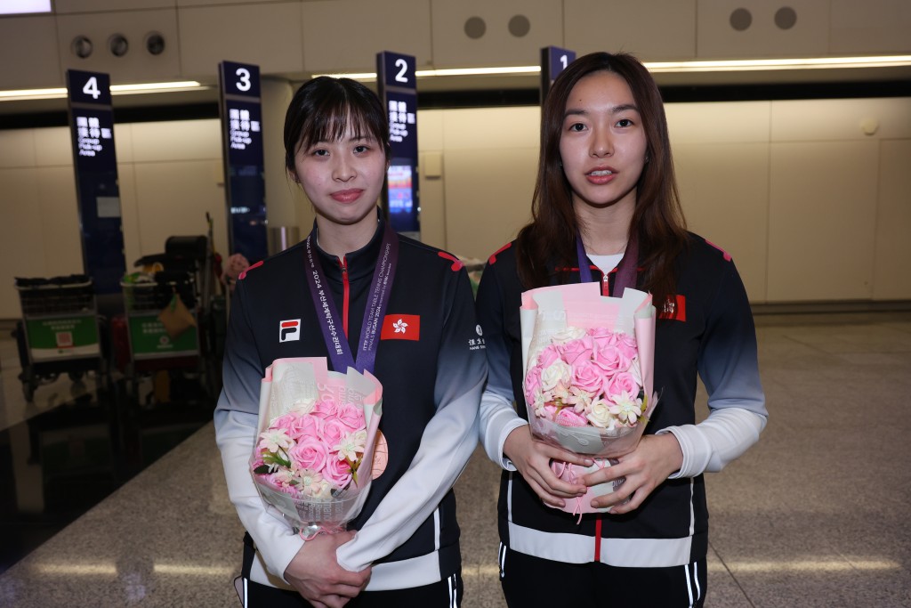 2位师妹吴咏琳（右）及林依诺（左）在世锦赛期间落力为师姐们打气及解压