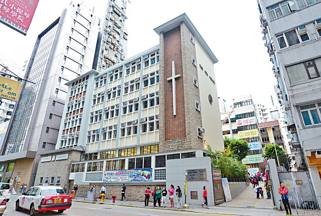 德信學校昨發通告，指郭超群未能履行校長職務，昨日起停職休假。