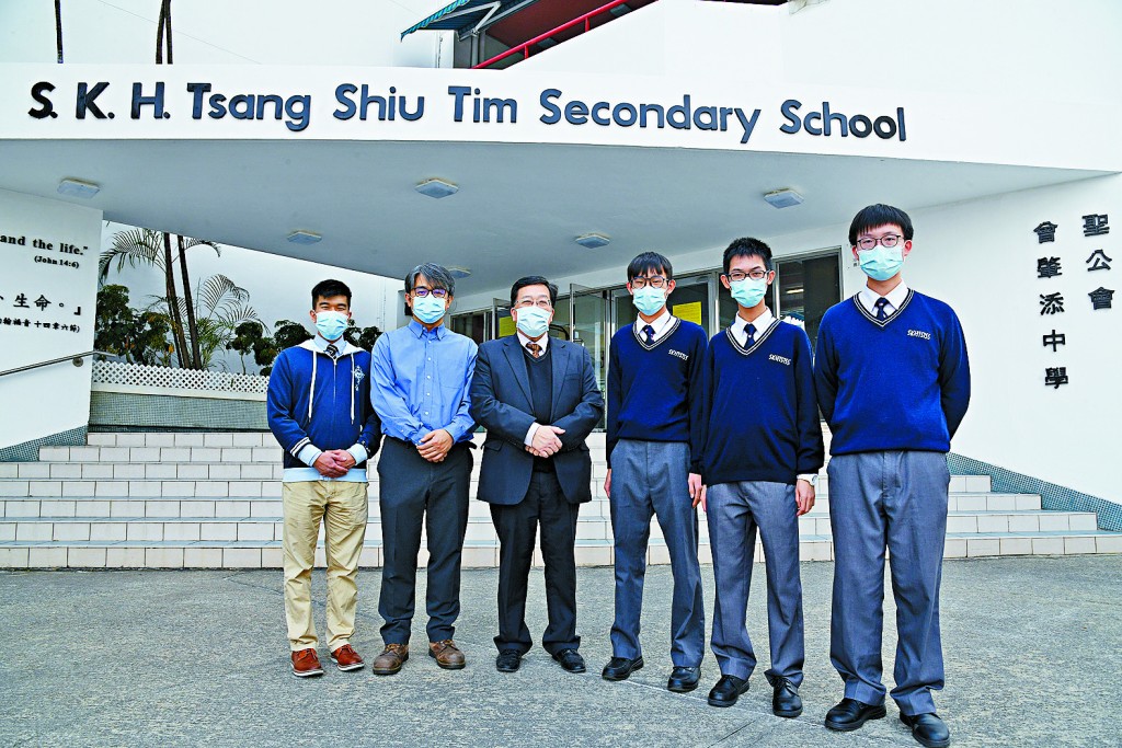 三位同學與王裕泰校長（左三）、石霆副校長（左二）和曹家安老師（左一）合照。