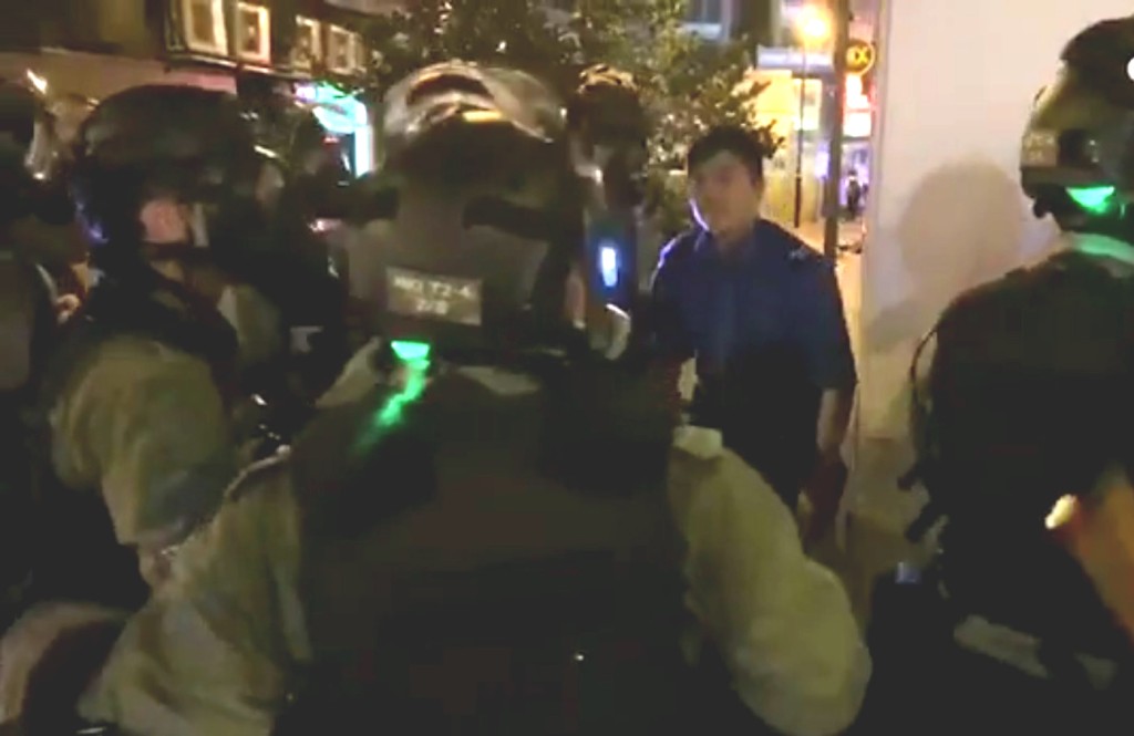 一名消防員向在場防暴警員投訴,雙方發生爭拗。台灣中視截圖