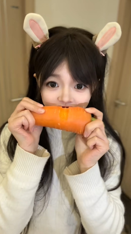 宛如嘴裡有台3D打印機,湖北女孩用紅蘿蔔啃出不同作品。 宛如嘴裡有台3D打印機,湖北女孩用紅蘿蔔啃出不同作品。