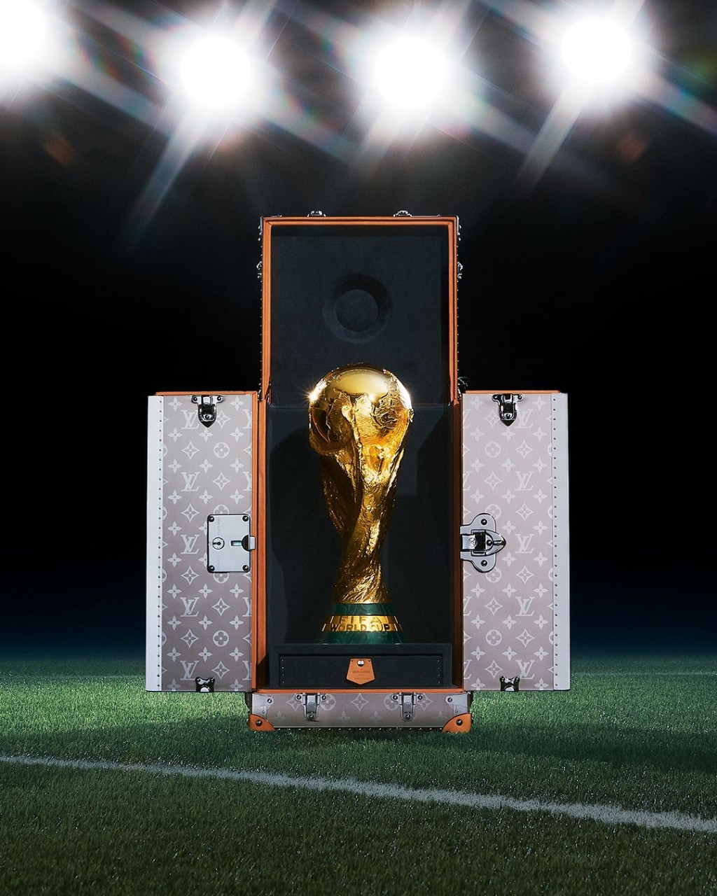 Louis Vuitton為今年世界盃特別打造的Monogram箱子，專門放置極具份量大力神盃。	