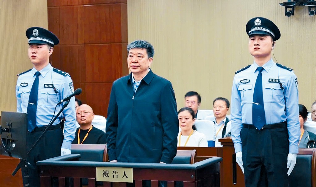 前武漢市長周先旺在被告席。