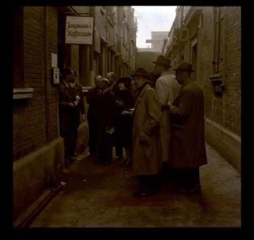 1930年代，上海猶太人聚集區附近的一家咖啡館。