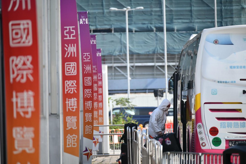英、歐、美抵港人士需到亞博館接受病毒檢測。