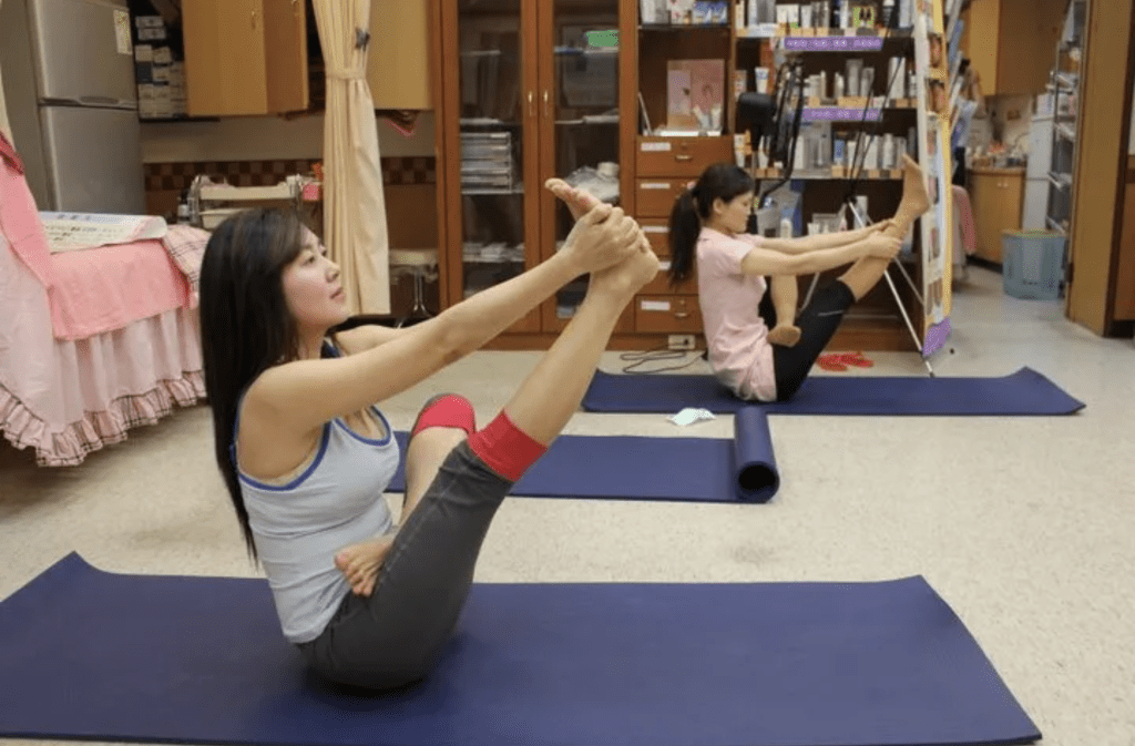 萧嘉蓉做瑜珈保持美好身段。 网上图片