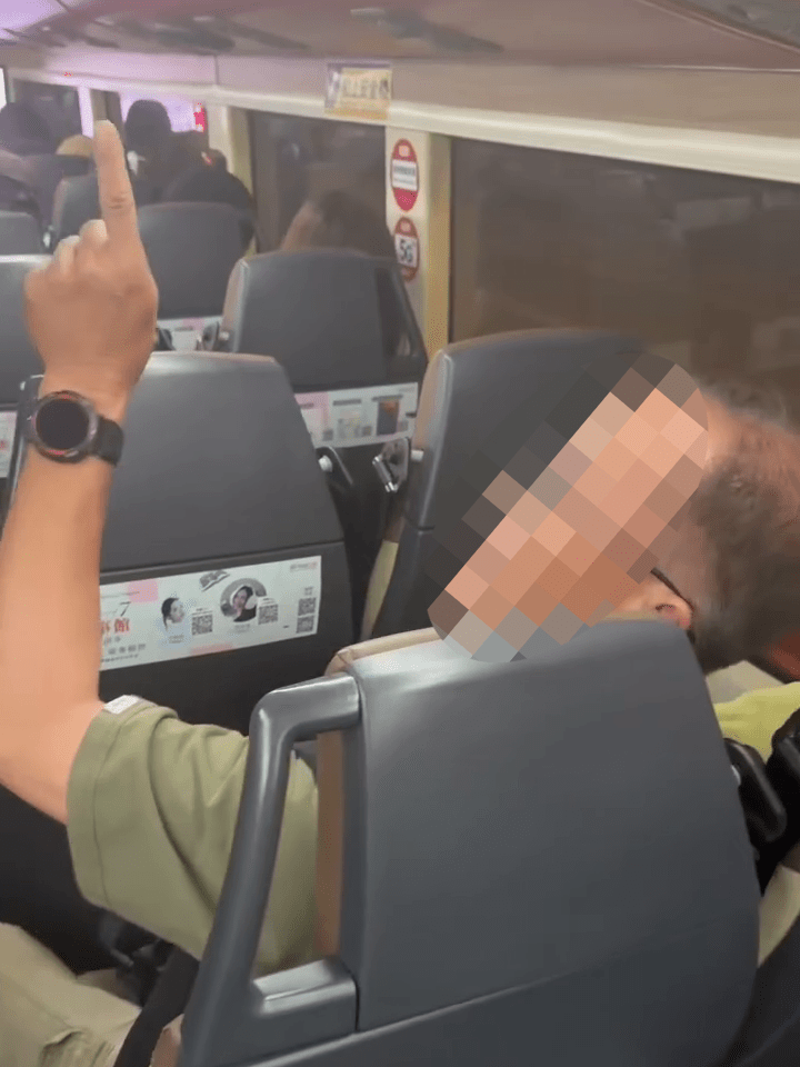 對方反而老羞成怒,當眾用大串粗口「回敬」。 對方反而老羞成怒,當眾用大串粗口「回敬」。