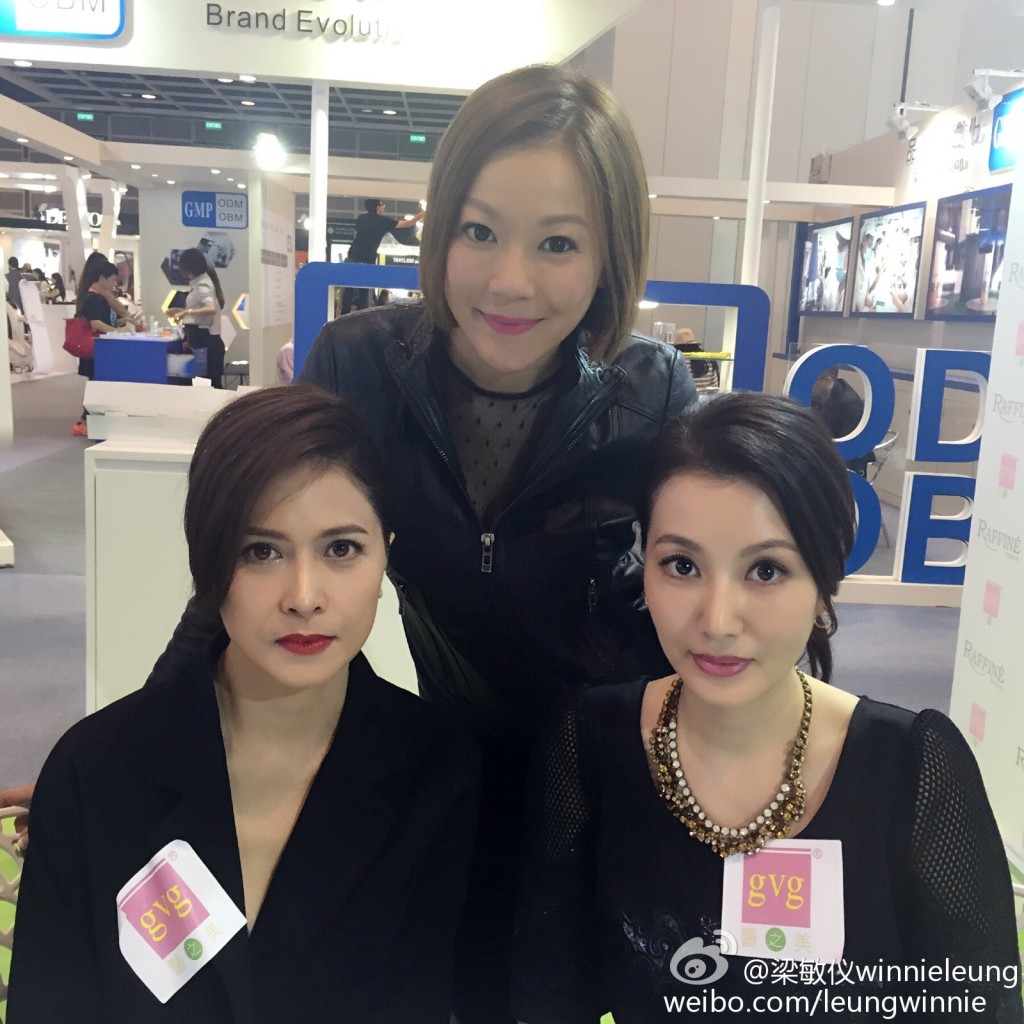 黃𨥈瑩（右）約滿TVB後，轉職美容行業。