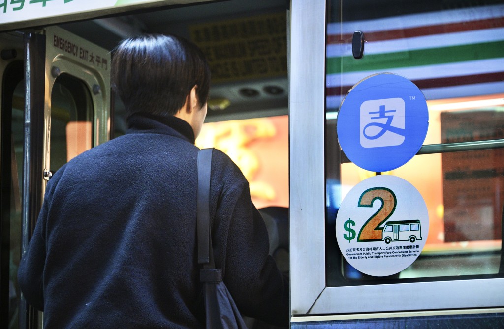 譚鎮國則關注長者二元乘車優惠計劃。資料圖片