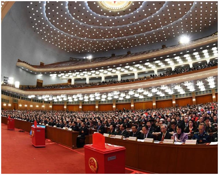 人大以2958高票通過憲法修正案草案 。