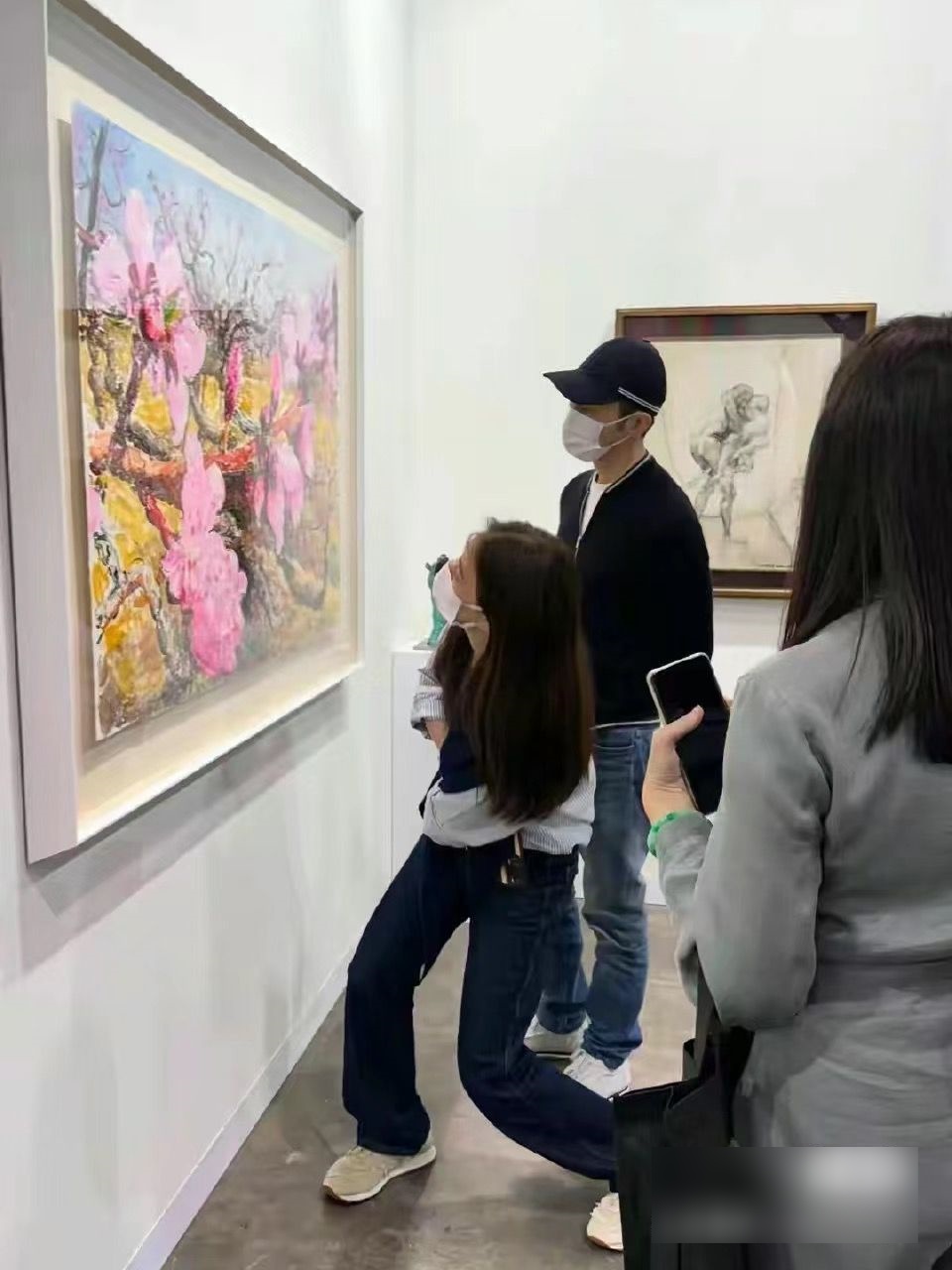 袁咏仪一度半蹲研究一幅2D平面花花画。