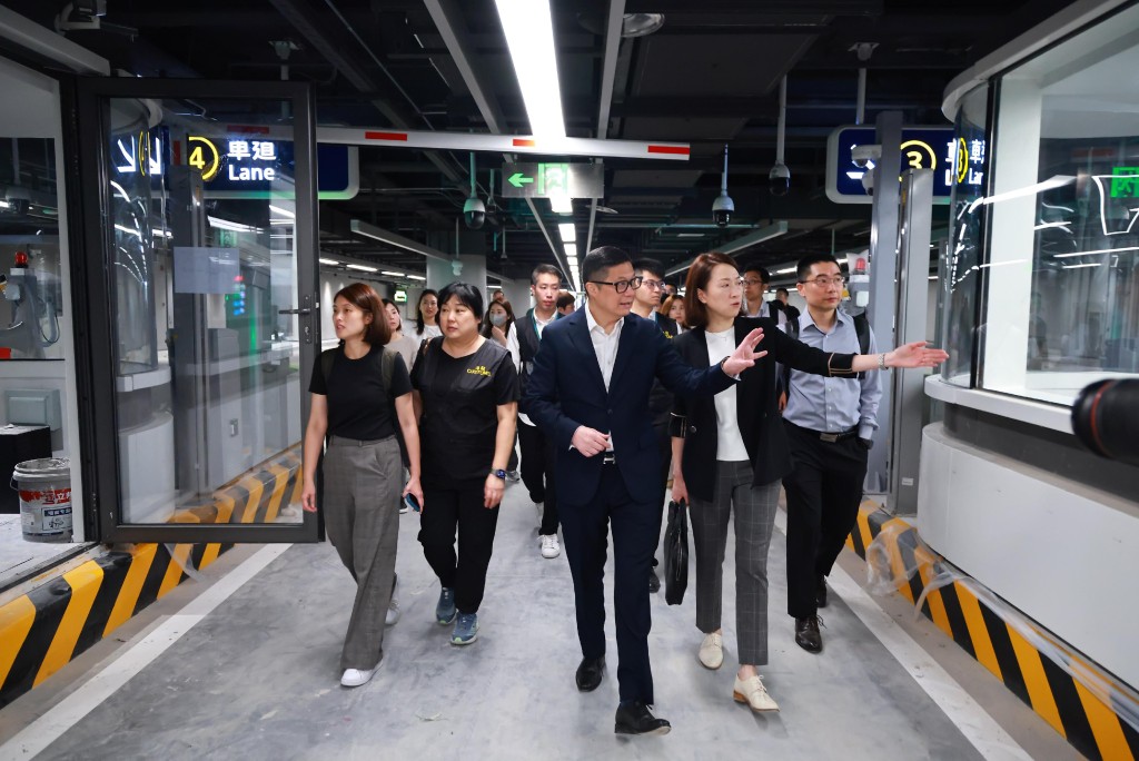 鄧炳強(前排中)視察「聯合一站式」車道。政府新聞處圖片 鄧炳強(前排中)視察「聯合一站式」車道。政府新聞處圖片