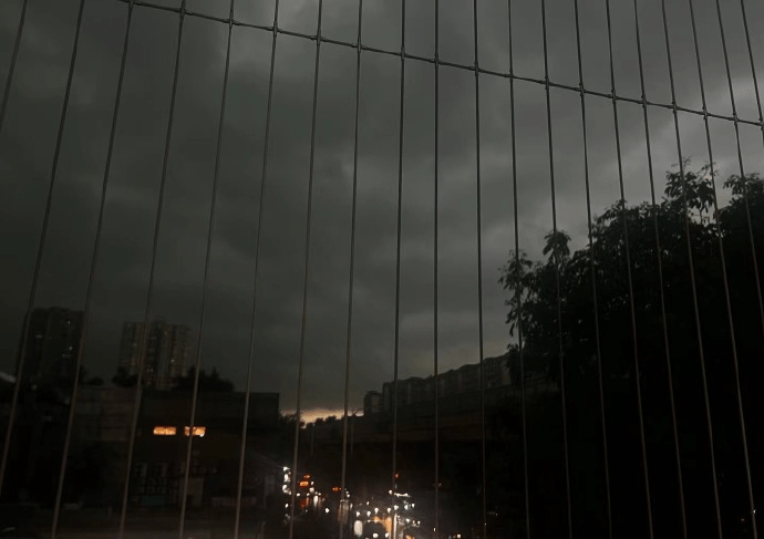 深圳市民拍下早上8时多天色黑如晚上。