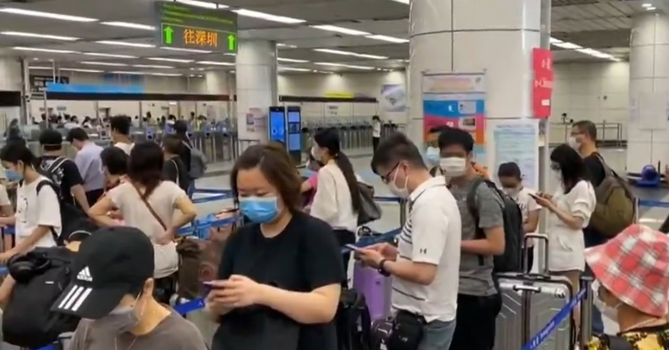 日前大批港人寧接受隔離，都要返回內地避疫，還搞出有人回到內地被確診。