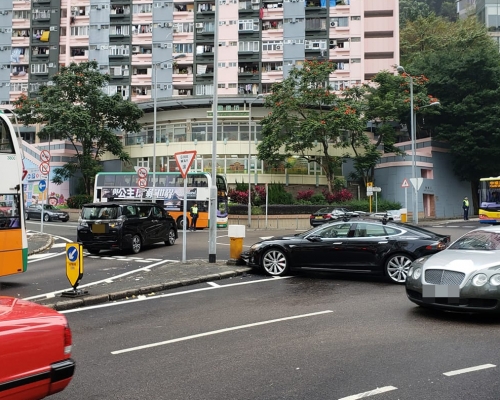 電動車與的士相撞後,衝上石壆停低。 香港突發事故報料區FB/網民Frankie Wong圖。