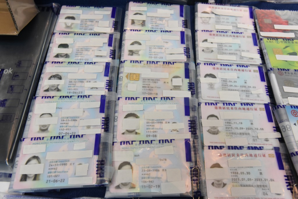 警方在單位內檢取大量屬於他人的身份證及回鄉卡。