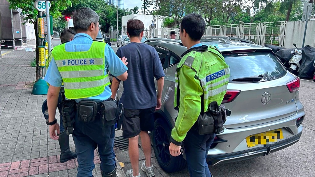 警方进行打击白牌车行动。