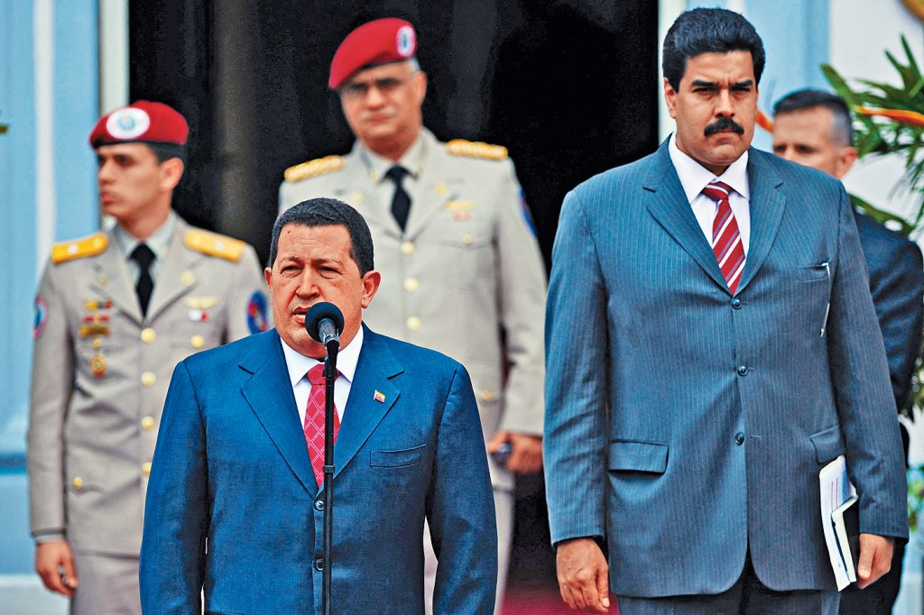 馬杜羅與時任委內瑞拉總統查韋斯（左）攝於2010年。 